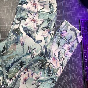 EVCR Evolution & Creation women’s leggings Aqua Lilly floral design Size Medium